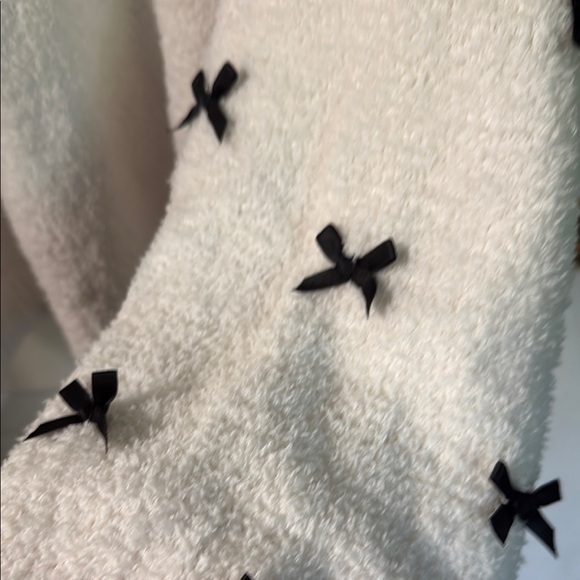 Cozy White Sweater with Black Accents - Picture 5 of 6